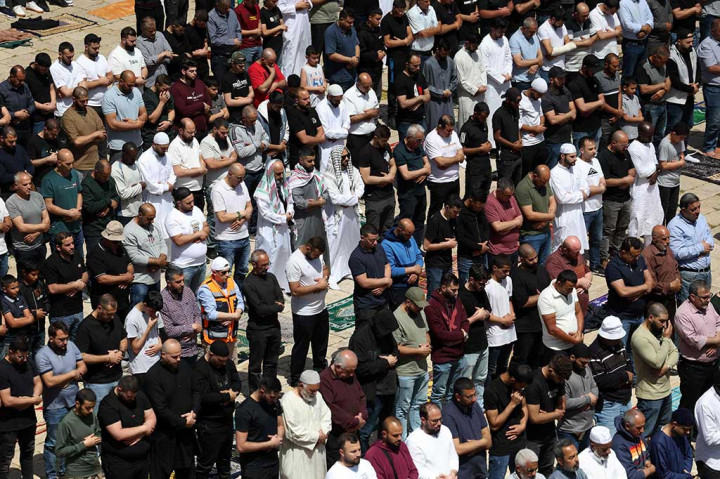 Tentara Israel menambahkan hanya pria berusia di atas 55 tahun, wanita di atas usia 50 tahun, dan anak-anak di bawah usia 10 tahun yang diizinkan masuk ke Yerusalem. Aturan-aturan baru ini tidak mencakup penduduk Jalur Gaza, di mana Pemerintah Israel melarang mereka masuk ke Yerusalem kecuali dengan izin khusus.