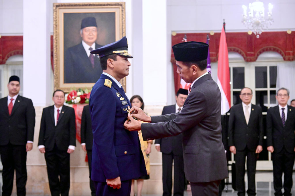 Presiden Joko Widodo melantik Marsekal Madya Mohamad Tonny Harjono sebagai Kepala Staf Angkatan Udara (KSAU) di Istana Negara, Jakarta, pada Jumat, 5 April 2024.