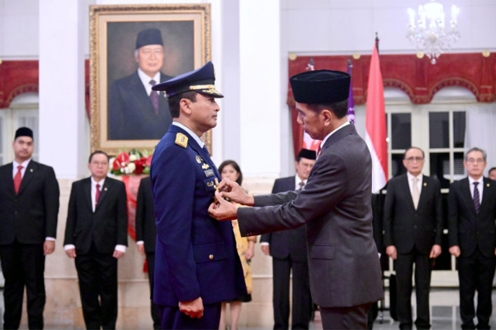 Presiden Joko Widodo melantik Marsekal Madya Mohamad Tonny Harjono sebagai Kepala Staf Angkatan Udara (KSAU) di Istana Negara, Jakarta, pada Jumat, 5 April 2024.