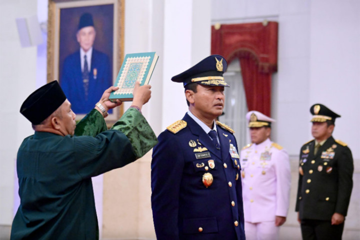 Dalam pelantikan tersebut, Presiden Jokowi mengambil sumpah jabatan M. Tonny Harjono sebagai KSAU. “Saya bersumpah bahwa saya akan setia kepada Negara Kesatuan Republik Indonesia yang berdasarkan Pancasila dan Undang-Undang Dasar Negara Republik Indonesia Tahun 1945 serta akan menjalankan segala peraturan perundang-undangan dengan selurus-lurusnya demi darma bakti saya kepada bangsa dan negara,” ujar Presiden Jokowi mendiktekan sumpah jabatan.