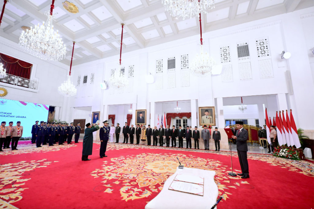 “Bahwa saya dalam menjalankan tugas jabatan akan menjunjung tinggi etika jabatan, bekerja dengan sebaik-baiknya, dan dengan penuh rasa tanggung jawab. Bahwa saya akan menjunjung tinggi sumpah prajurit,” lanjut Presiden Jokowi.