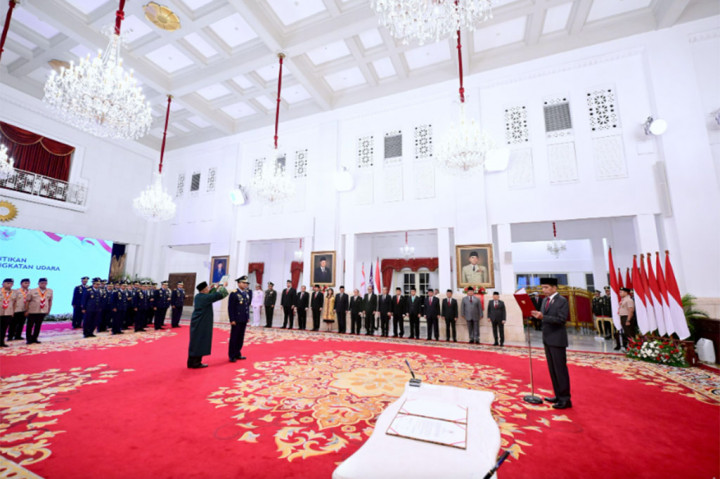 “Bahwa saya dalam menjalankan tugas jabatan akan menjunjung tinggi etika jabatan, bekerja dengan sebaik-baiknya, dan dengan penuh rasa tanggung jawab. Bahwa saya akan menjunjung tinggi sumpah prajurit,” lanjut Presiden Jokowi.