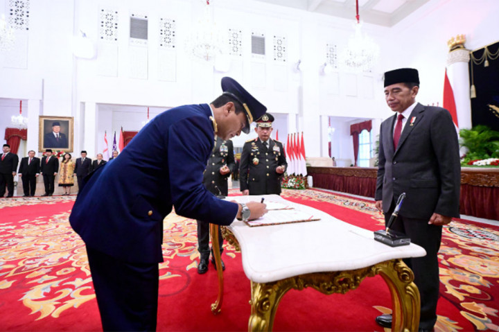 Acara kemudian dilanjutkan dengan penandatanganan berita acara pengangkatan sumpah jabatan yang disaksikan oleh Panglima TNI Jenderal Agus Subiyanto dan Kapolri Jenderal Listyo Sigit Prabowo. M. Tonny Harjono menggantikan Marsekal TNI Fadjar Prasetyo yang memasuki masa pensiun.