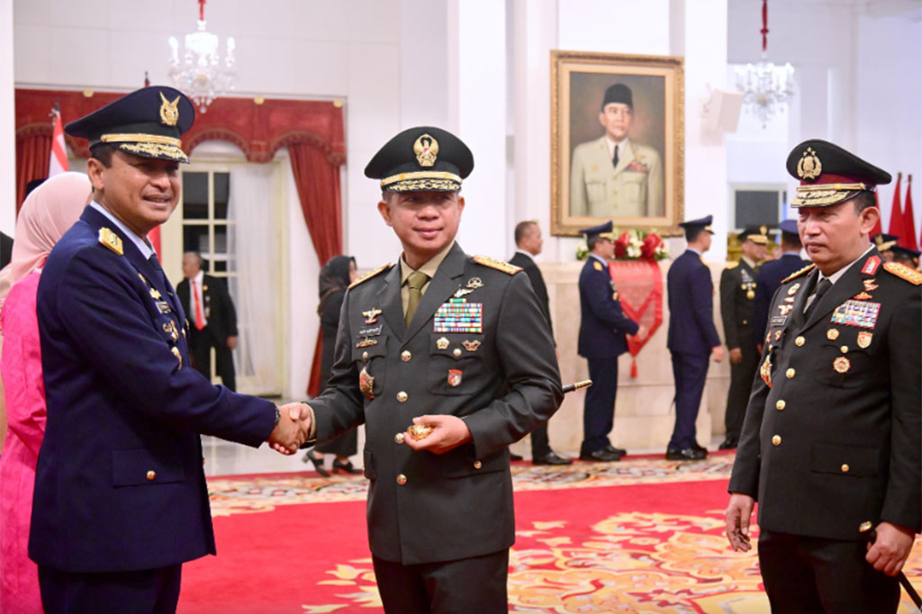 M. Tonny Harjono merupakan perwira tinggi TNI Angkatan Udara lulusan Akademi Angkatan Udara (AAU) tahun 1993. Pria yang lahir di Jakarta pada 4 Oktober 1971 tersebut sebelumnya menjabat beberapa posisi, antara lain sebagai Sekretaris Militer Presiden, Komandan Komando Pembinaan Doktrin, Pendidikan, dan Latihan TNI Angkatan Udara (Dankodiklatau), Panglima Komando Operasi Udara Nasional (Pangkoopsudnas), hingga Panglima Komando Gabungan Wilayah Pertahanan (Pangkogabwilhan) II.