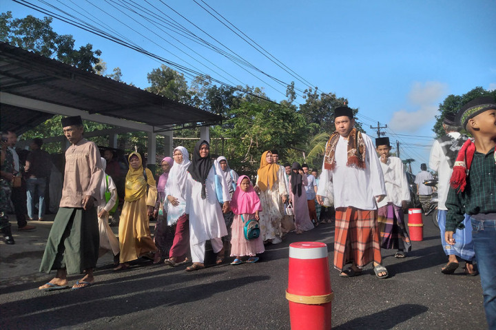 Dengan diiringi gema takbir, jemaah berdatangan di Masjid Aolia dan kediaman Imam Jemaah Masjid Aolia KH Raden Ibnu Hajar Sholeh Pranolo atau acap disapa Mbah Benu mulai pukul 06.00 WIB.