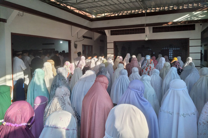Ratusan Jemaah Masjid Aolia di Dusun Panggang III, Giriharjo, Kecamatan Panggang, Gunungkidul, Daerah Istimewa Yogyakarta menggelar salat Idulfitri 1445 Hijriah, Jumat, 5 April 2024, atau lebih awal dibanding mayoritas umat Islam pada umumnya di Indonesia.