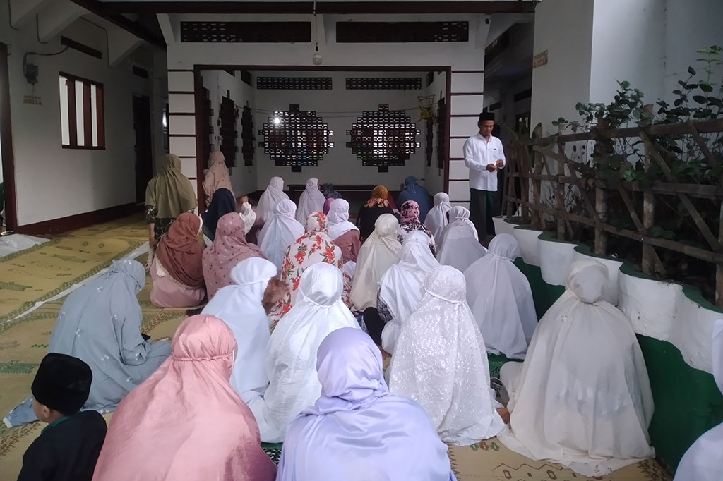 Di kedua lokasi berjarak beberapa meter itu, mereka melaksanakan salat Id sekitar pukul 06.58 WIB, dilanjutkan mendengarkan khotbah, dan diakhiri saling bersalam-salaman.
