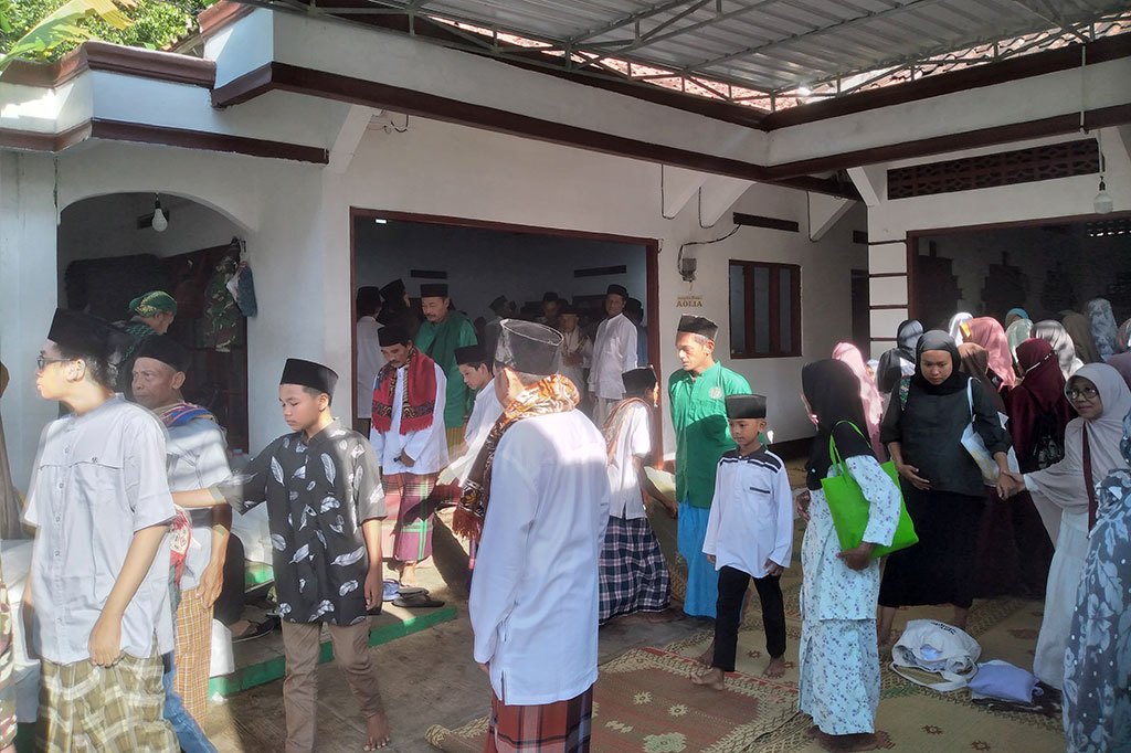 Usai memimpin shalat Id, Mbah Benu berpesan agar masyarakat terus merawat persatuan dan kerukunan satu sama lain. 