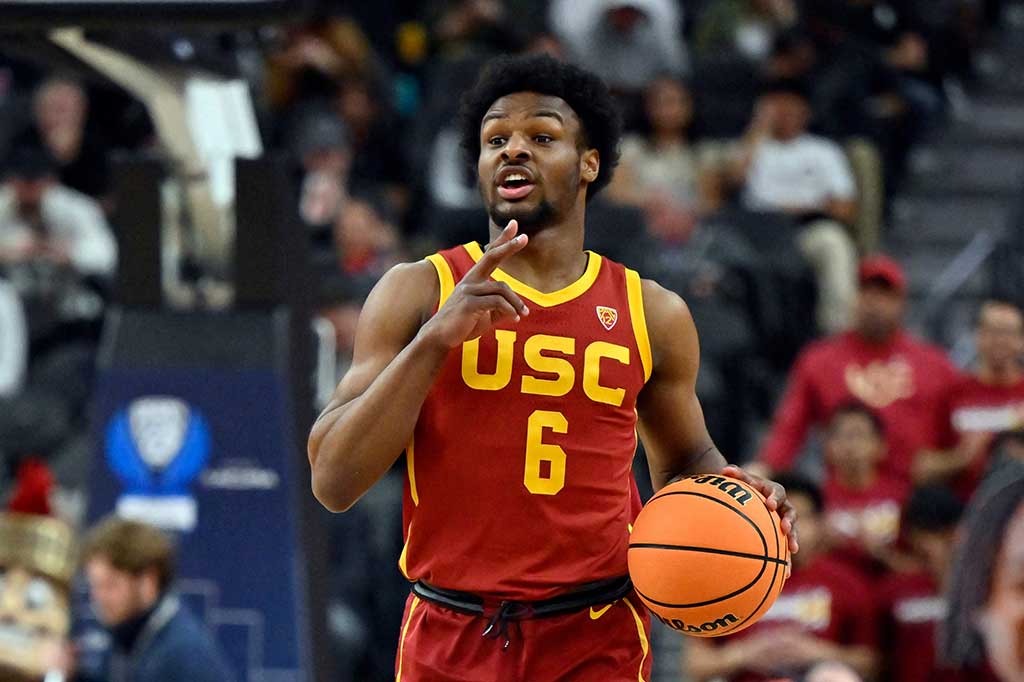 Dikutip dari AFP, Sabtu, 6 April 2024, James mengatakan melalui media sosialnya bahwa dia akan mengikuti draf tersebut sekaligus memasuki portal transfer NCAA yang memungkinkan dia pindah ke tim perguruan tinggi lain. 