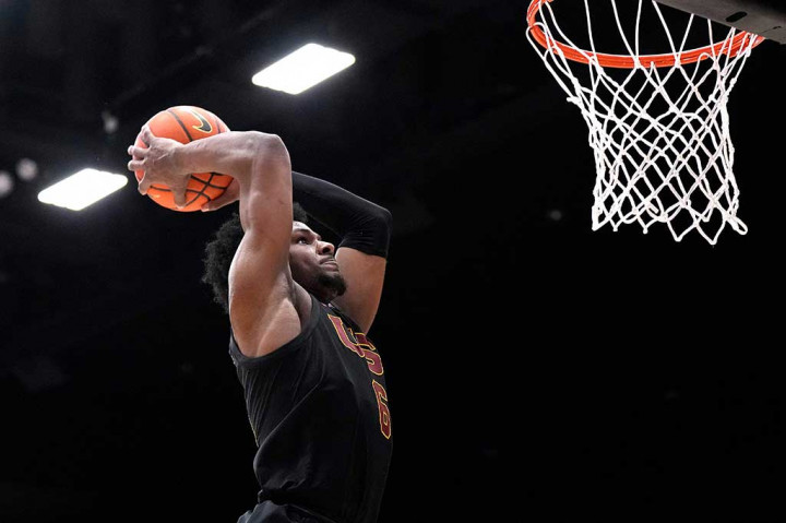 Jika Bronny James nantinya dimasukkan oleh tim dalam draf NBA, hal itu akan meningkatkan kemungkinan dia berada di lapangan yang sama dengan ayahnya, yang akan berusia 40 tahun pada bulan Desember nanti.