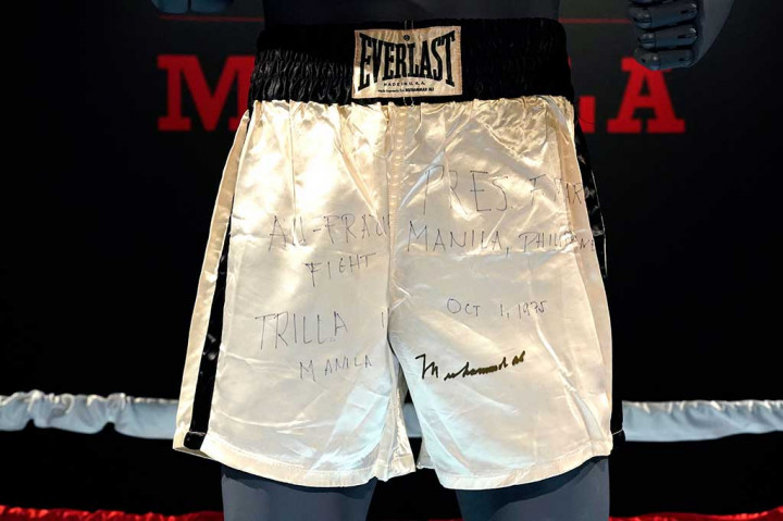 Celana pendek yang dikenakan Muhammad Ali dalam pertandingan tinju legendaris 'Thrilla in Manila' dijual rumah lelang Sotheby's di New York dengan taksiran harga USD4-6 juta (sekitar Rp63,6 miliar-Rp95,4 miliar).