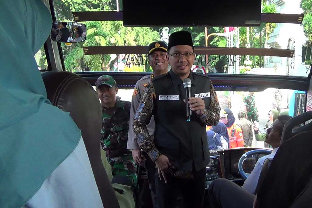 Sebelum diberangkatkan, Ahmad Muhdlor menyempatkan menyapa warga dengan naik ke bus jurusan Magetan dan Ponorogo. Bupati titip salam pada keluarga di kampung dan mendoakan agar perjalanan selamat sampai tujuan.