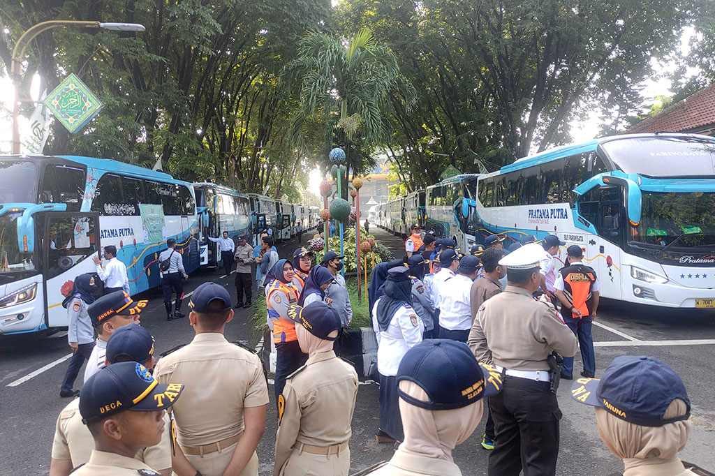 Dalam mudik gratis ini ada dua staf Dinas Perhubungan Sidoarjo yang diikutsertakan dalam perjalanan untuk mendampingi. Awak bus juga sudah menjalani tes kesehatan, demikian pula dengan armada bus dipastikan kondisi layak sudah menjalani pemeriksaan.