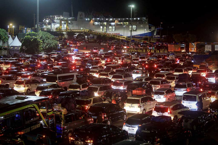 Ribuan kendaraan calon pemudik memadati Pelabuhan Merak, Cilegon, Banten, Jumat, 6 April 2024. Mereka menunggu antrean masuk ke kapal untuk menyeberang ke Bakauheni, Lampung Selatan.