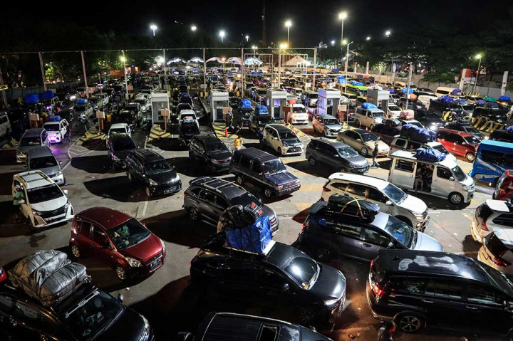 PT ASDP Indonesia Ferry (Persero) Cabang Utama Merak mengatakan puncak arus mudik di Pelabuhan Merak diprediksi terjadi pada H-4 dan H-3 lebaran atau pada Sabtu dan Minggu, 7 April. 