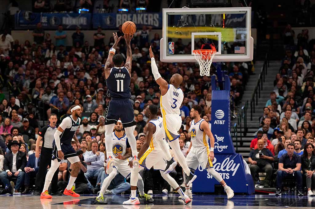 Kyrie Irving menyumbang 26 poin, sementara bintang Mavericks Luka Doncic hanya menonton dari bangku cadangan karena cedera lutut.