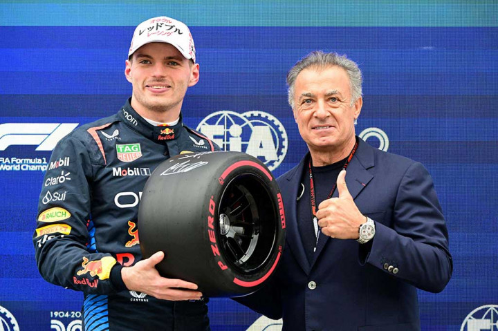 Pembalap Belanda itu mencatatkan waktu putaran terbaik 1 menit 28,197 detik, unggul tipis 0,66 detik saja atas rekan satu timnya Sergio Perez yang finis di posisi kedua.