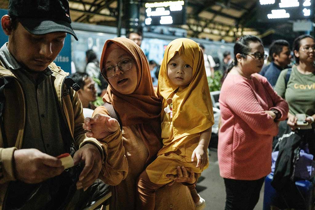 Terpantau para pemudik memadati bangku-bangku yang disediakan di dekat berbagai pintu masuk per jam 11.31 WIB.