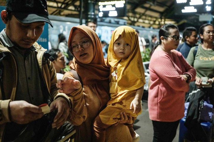 Terpantau para pemudik memadati bangku-bangku yang disediakan di dekat berbagai pintu masuk per jam 11.31 WIB.