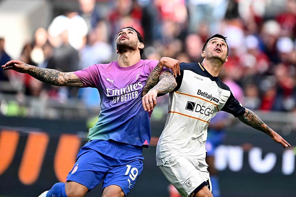 AC Milan mengamankan tiga poin ketika menjamu Lecce dalam lanjutan Serie A yang dihelat Sabtu, 6 April 2024. Rossoneri menang telak 3-0 atas Salentini.