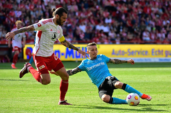 Pada waktu tambahan babak pertama pula, Leverkusen mampu mencuri keunggulan terlebih dahulu, tepatnya pada menit 45+8 lewat gol tendangan penalti Florian Wirtz yang menaklukkan kiper Union Berlin Fredrik Ronnow sehingga skor berubah menjadi 1-0.
