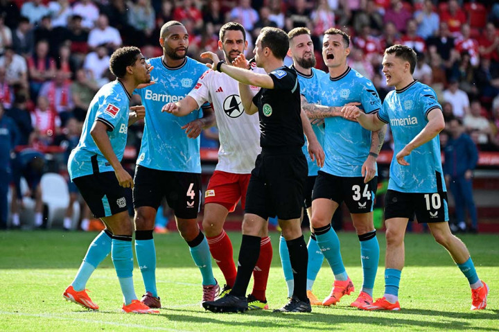 Memasuki babak kedua, Leverkusen tetap berupaya mencari gol kedua pada laga ini, namun hingga peluit panjang dibunyikan, skor 1-0 untuk kemenangan Alejandro Grimaldo serta kolega tetap bertahan.