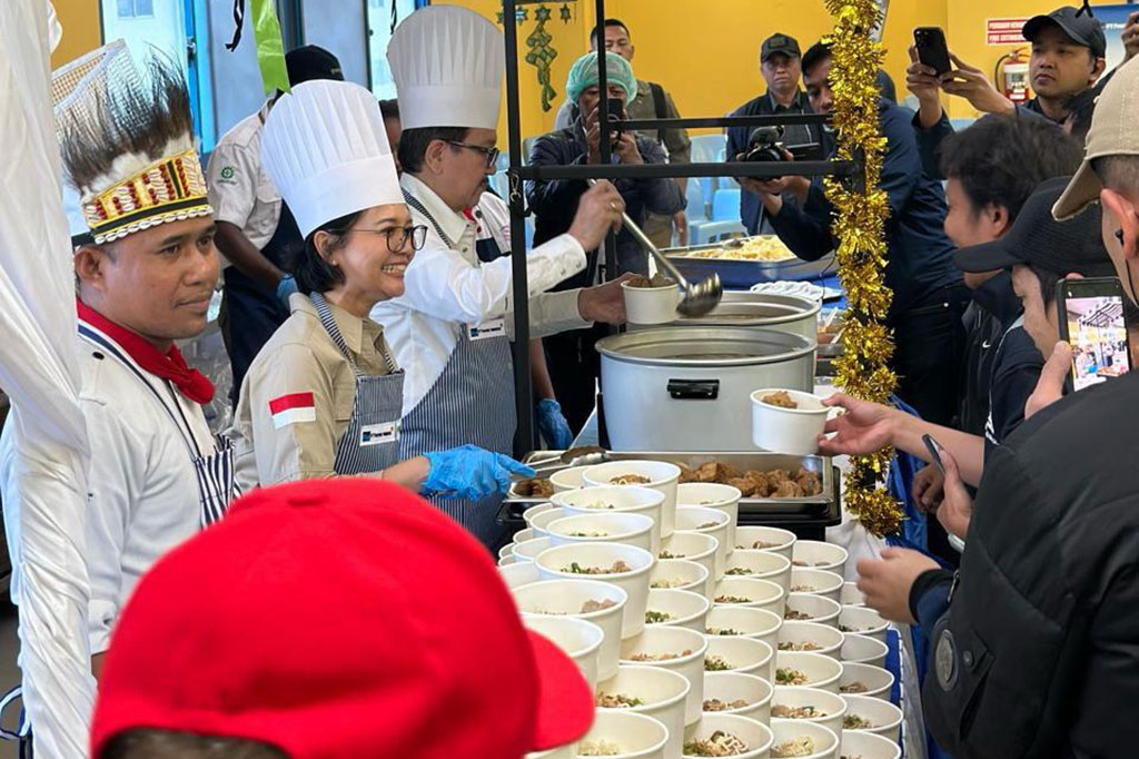 Bertingkah seperti chef, Tony Wenas melayani karyawan dengan menyajikan bakso kuah.