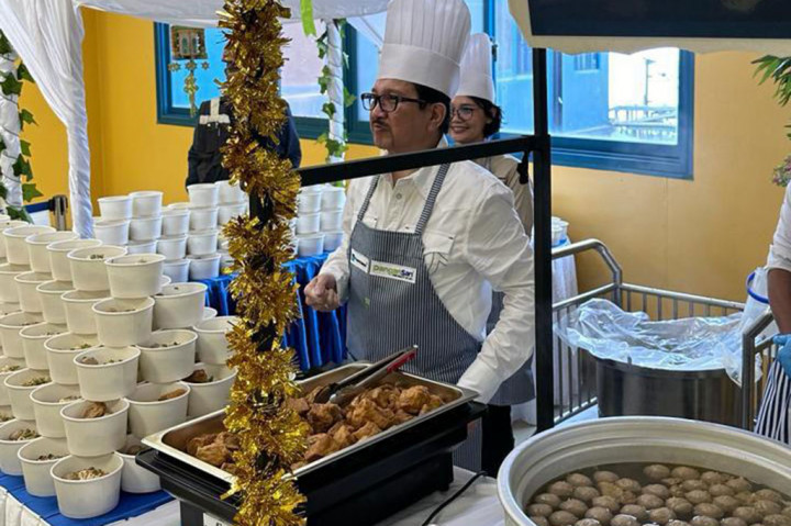 Presiden Direktur PT Freeport Indonesia Tony Wenas membuat kejutan bagi karyawannya dengan berperan sebagai pramusaji makan siang di wilayah area kerja Ridge Camp Distrik Tembagapura, Mimika Papua Tengah, Minggu, 7 April.