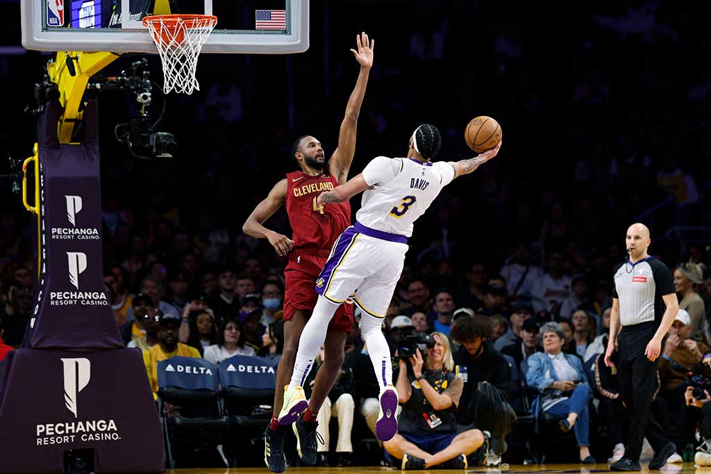 Pemain center Anthony Davis juga turut menambah 22 poin dan 13 rebound untuk membuat Lakers meraih kemenangan kesembilan mereka dalam 10 pertandingan terakhir.
