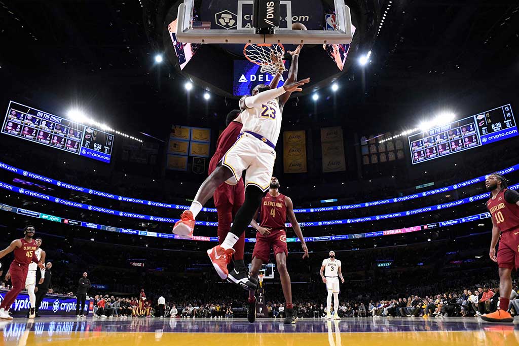 LeBron James meningkat telah memenangkan 18 kali pertandingan dan hanya 4 kali kalah saat melawan mantan timnya tersebut. James bermain untuk Cavs selama 11 musim dalam dua periode berbeda.