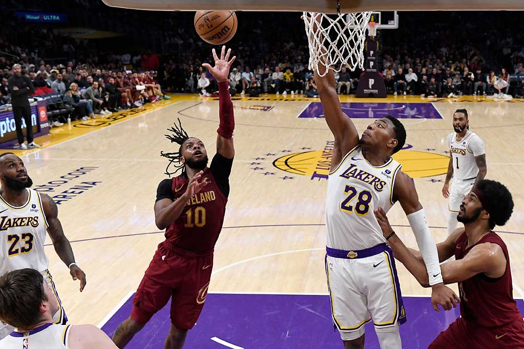 Darius Garland mencetak 26 poin untuk Cleveland dan Caris LeVert menyumbang 21 poin yang memulai laga dari bangku cadangan. Cavaliers dengan catatan 46-32 tetap berada di posisi ketiga di klasemen Wilayah Timur.