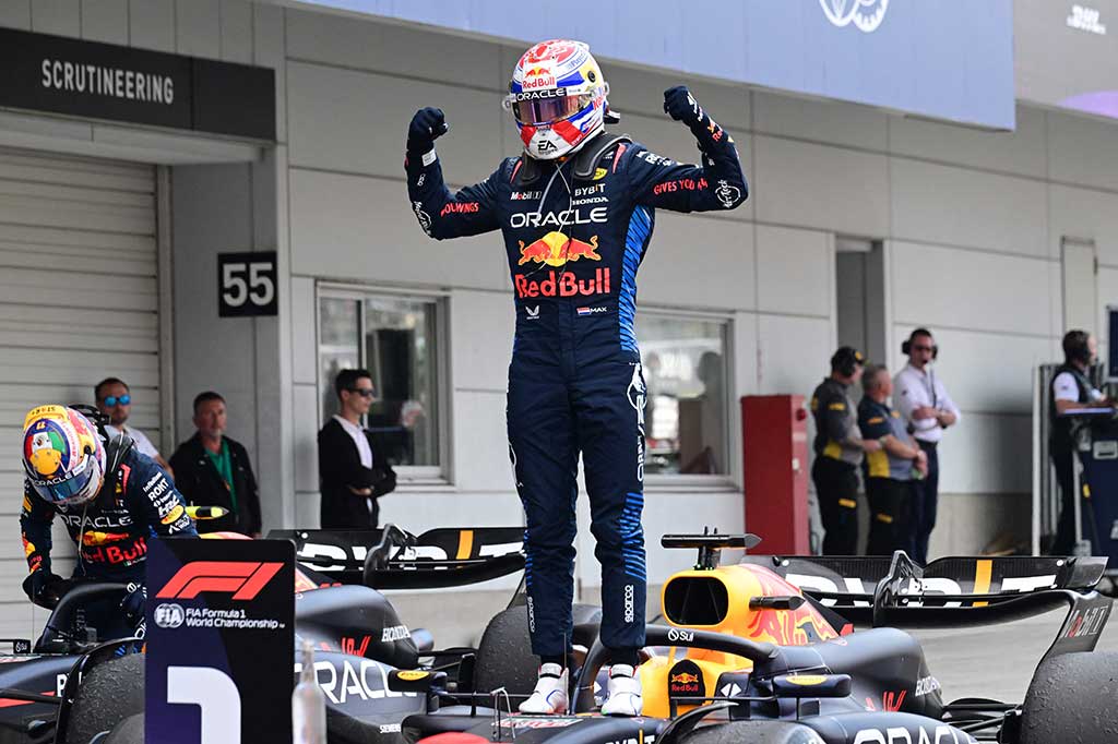 Juara dunia tiga kali Max Verstappen meraih kemenangan di Grand Prix Jepang pada hari Minggu, 7 April 2024, memimpin rekan setimnya Sergio Perez finis dominan satu-dua untuk Red Bull.