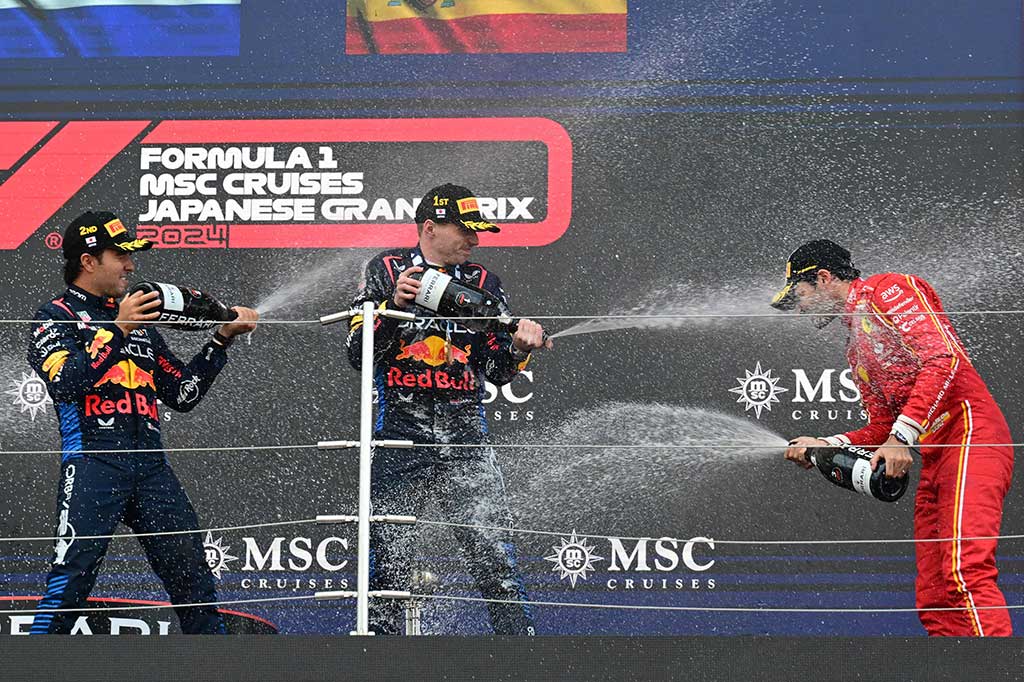 Pembalap Belanda itu finis 12,535 detik di depan Perez, yang menempati posisi kedua, di depan pembalap Ferrari Carlos Sainz yang berada di posisi ketiga.