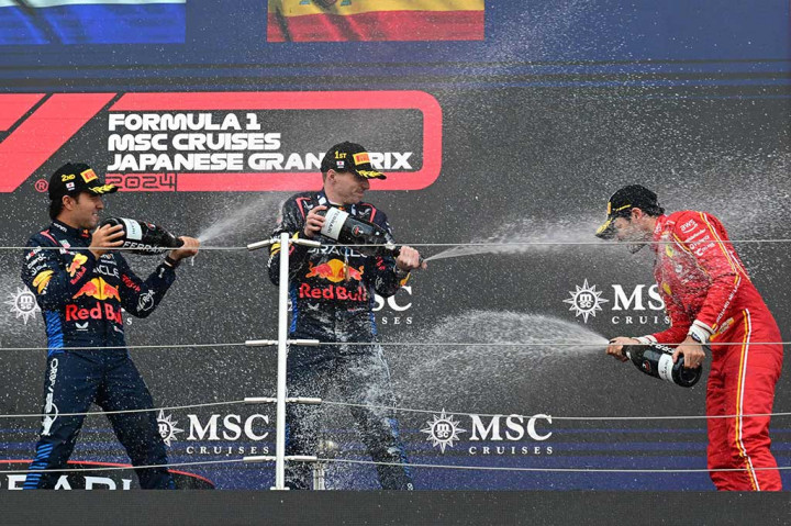 Pembalap Belanda itu finis 12,535 detik di depan Perez, yang menempati posisi kedua, di depan pembalap Ferrari Carlos Sainz yang berada di posisi ketiga.