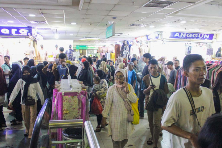 Pantauan Medcom.id, pengunjung mulai memadati Pasar Tanah Abang pada siang hari, tepatnya di Gedung Blok A dan juga Blok B.