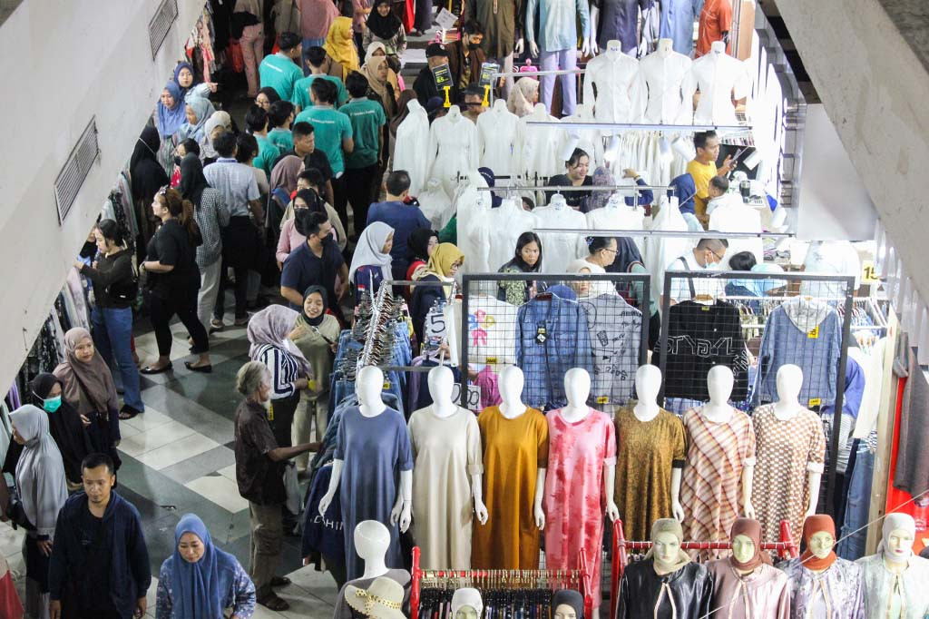 Roni, salah satu pedagang pakaian muslim mengaku, selama bulan Ramadan, omset penjualannya cukup meningkat.