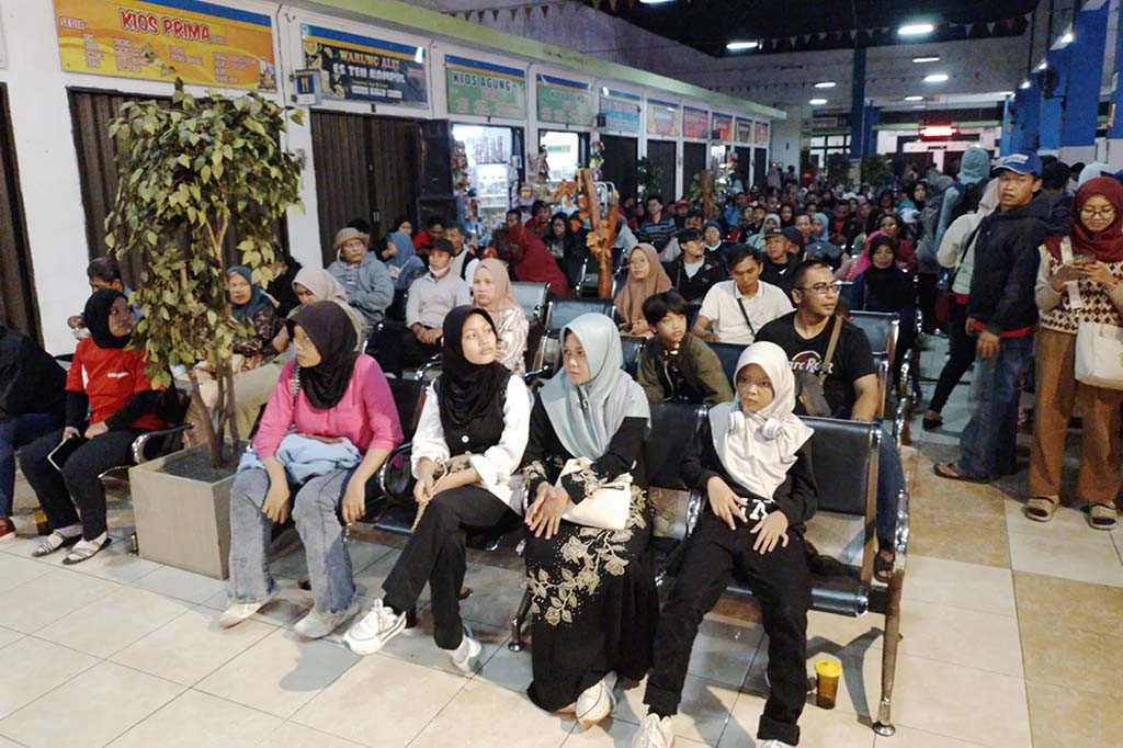 Pemudik gratis 10 bus warga Klaten di Jakarta dan sekitarnya tiba di Terminal Ir Soekarno Klaten, Sabtu, 6 April 2024 malam.