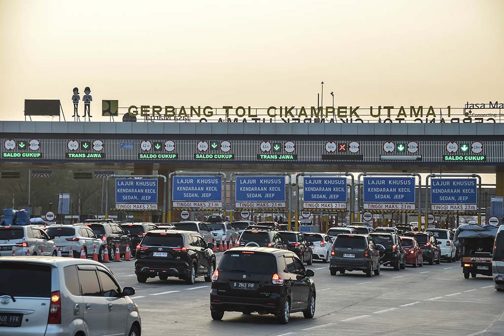 Dirinya mengatakan distribusi lalu lintas meninggalkan Jabotabek menuju ketiga arah yaitu mayoritas sebanyak 462.710 kendaraan atau 57,30 persen menuju arah timur (Trans Jawa dan Bandung), 209.582 kendaraan 25,95 persen menuju arah barat (Merak), serta 135.218 kendaraan atau 16,75 persen menuju arah selatan (Puncak).