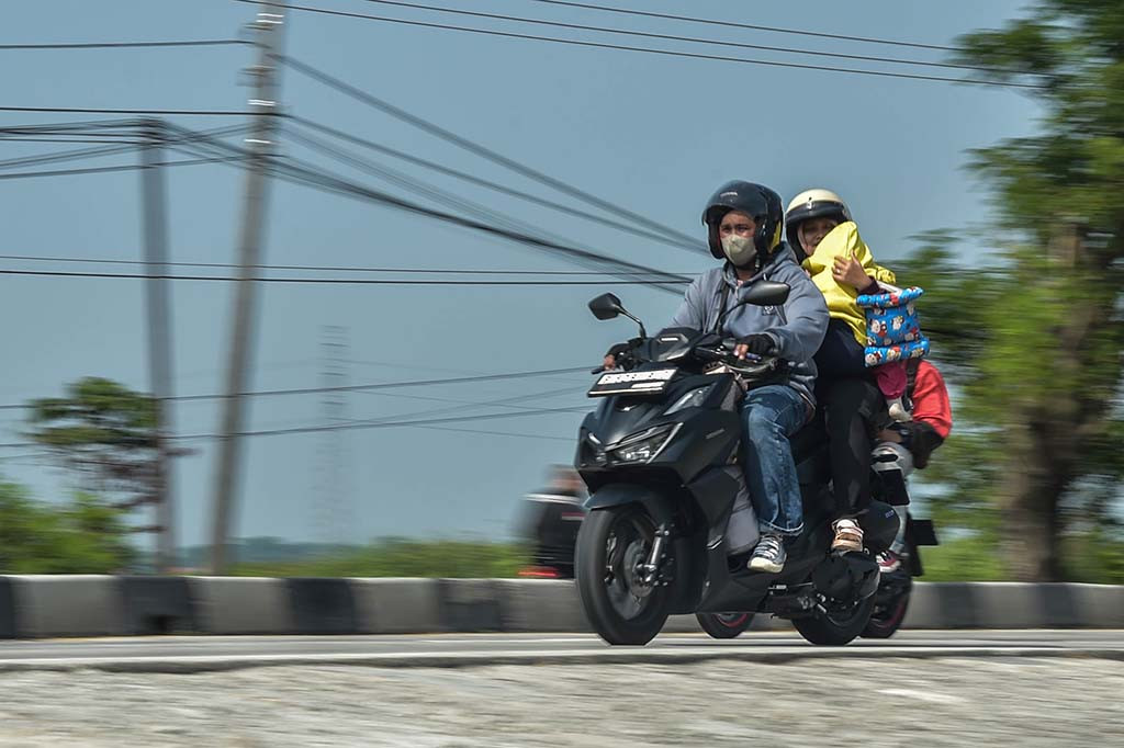 Badan Meteorologi, Klimatologi dan Geofisika (BMKG) mengimbau pemudik,khususnya yang mengendarai sepeda motor agar mewaspadai potensi cuaca ekstrem hujan dengan intensitas sedang-lebat yang dapat disertai petir dan angin kencang di sejumlah wilayah Jawa Tengah.