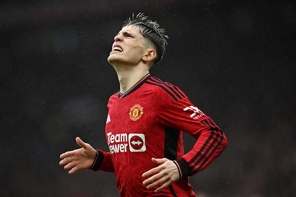 Pertandingan langsung dimulai dengan intensitas tinggi. MU bahkan berhasil menjebol gawang Liverpool saat laga baru berjalan dua menit, tetapi gol Garnacho dianulir karena offside.