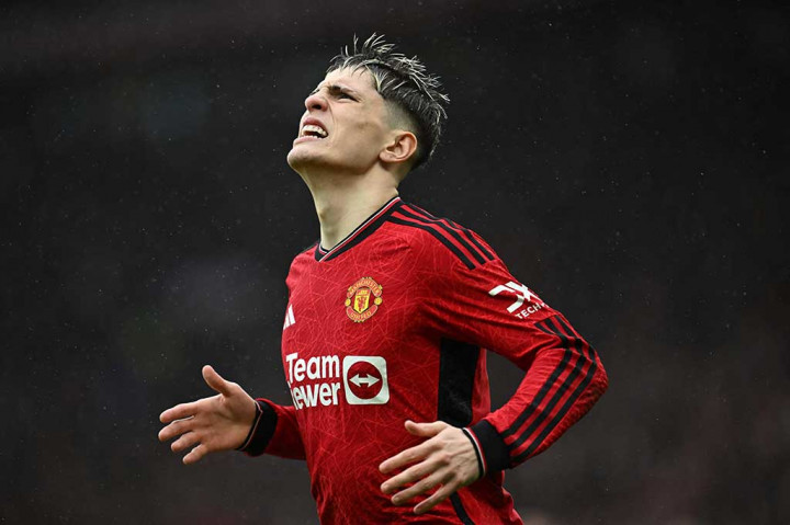 Pertandingan langsung dimulai dengan intensitas tinggi. MU bahkan berhasil menjebol gawang Liverpool saat laga baru berjalan dua menit, tetapi gol Garnacho dianulir karena offside.