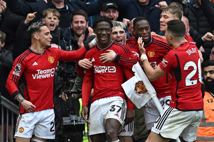 Pada menit ke-67, MU berbalik unggul. Permainan kerja sama antara Kobbie Mainoo dengan Wan Bissaka di sisi kiri dituntaskan oleh pemain berusia 18 tahun itu dengan tembakan melengkungkannya. Skor menjadi 2-1.