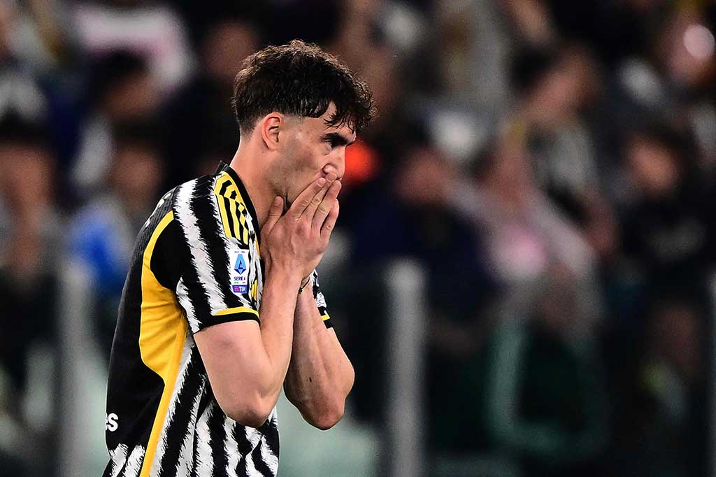 Untuk ketiga kalinya gol Juventus dianulir pada menit ke-32. McKennie berada dalam posisi offside saat mengirim assist untuk dikonversi Vlahovic dari jarak dekat. Babak pertama ditutup dengan keunggulan 1-0 untuk tuan rumah.