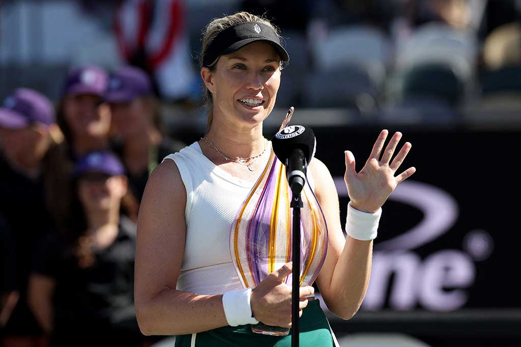 Petenis peringkat 22 dunia Collins hanya membutuhkan satu jam 17 menit untuk menyingkirkan Kasatkina yang berada di peringkat ke-11, melanjutkan gelar lapangan keras Miami Open pekan lalu.