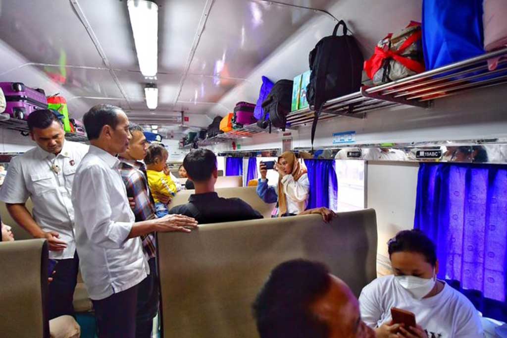 Menurut Jokowi, penanganan arus penumpang mudik justru harus difokuskan di Pelabuhan Merak, Banten, serta yang berkaitan dengan pengendara sepeda motor. 