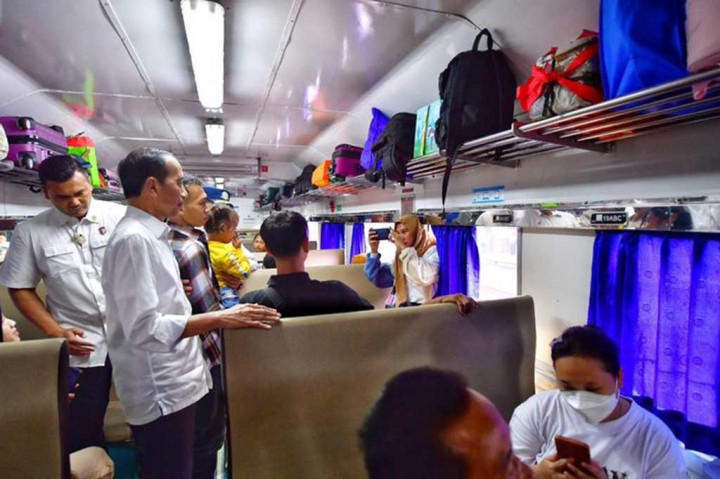 Menurut Jokowi, penanganan arus penumpang mudik justru harus difokuskan di Pelabuhan Merak, Banten, serta yang berkaitan dengan pengendara sepeda motor. 