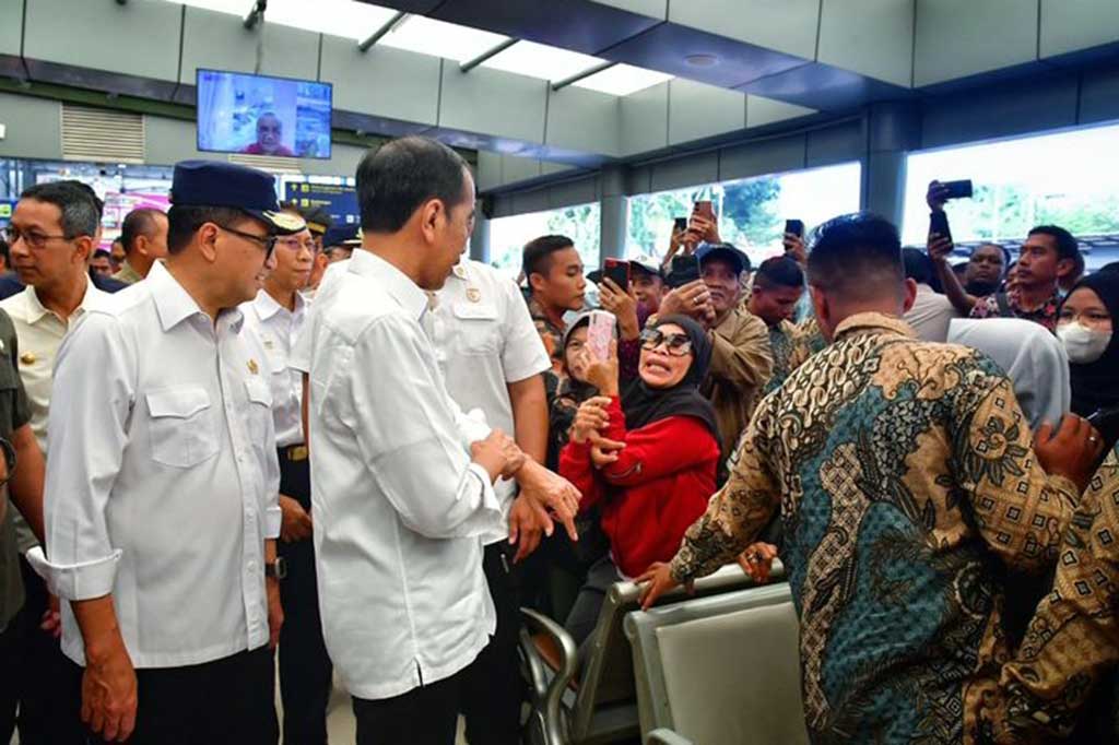 Jokowi mengatakan antrean pemudik di sejumlah fasilitas transportasi publik hingga H-2 Idulfitri 1445 H/Lebaran 2024 relatif lebih terkendali dibandingkan periode serupa pada tahun sebelumnya.