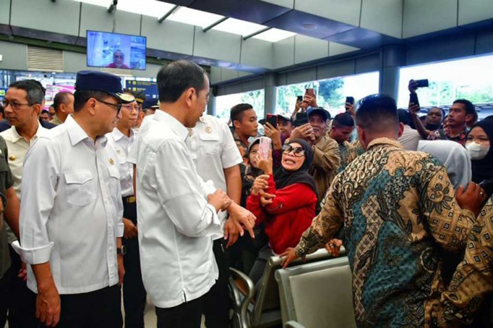 Jokowi mengatakan antrean pemudik di sejumlah fasilitas transportasi publik hingga H-2 Idulfitri 1445 H/Lebaran 2024 relatif lebih terkendali dibandingkan periode serupa pada tahun sebelumnya.