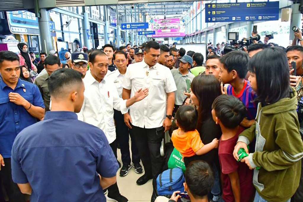 Presiden Joko Widodo berbincang dengan para pemudik saat meninjau pelaksanaan mudik Lebaran 2024 di Stasiun Pasar Senen, Jakarta Pusat, Senin, 8 April 2024.