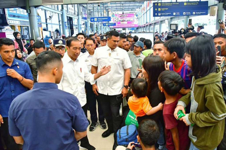 Presiden Joko Widodo berbincang dengan para pemudik saat meninjau pelaksanaan mudik Lebaran 2024 di Stasiun Pasar Senen, Jakarta Pusat, Senin, 8 April 2024.